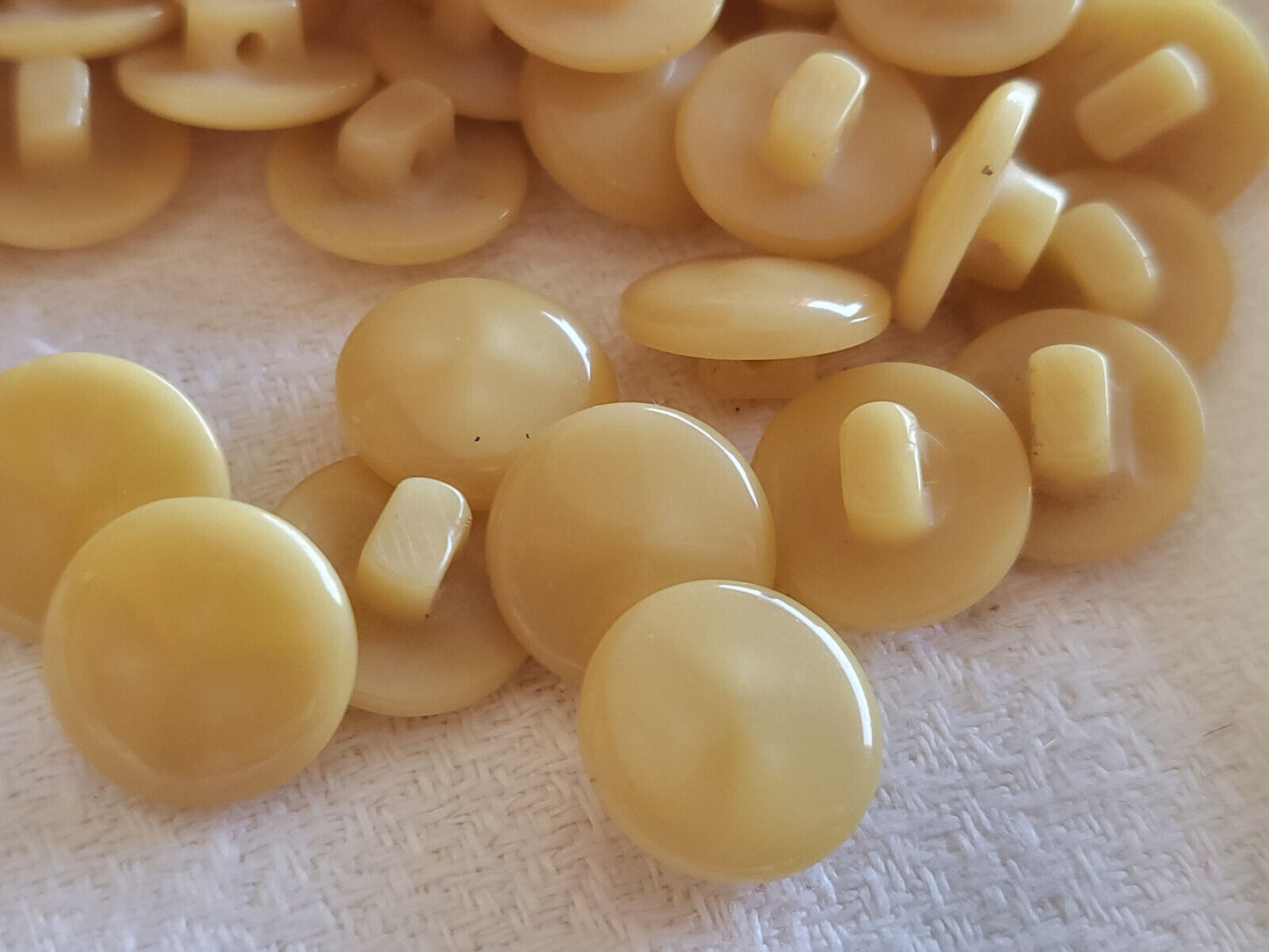 Lot 17 petits boutons vintage beige à pied lumineux foncé 1,2 cm ref 716