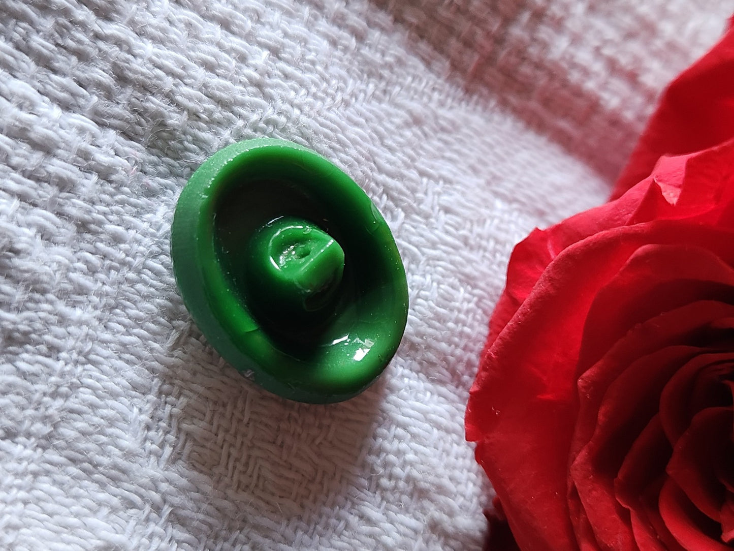 Bouton ancien en verre ovale vert argenté 1,9 cm sur 1,5 cm G18C