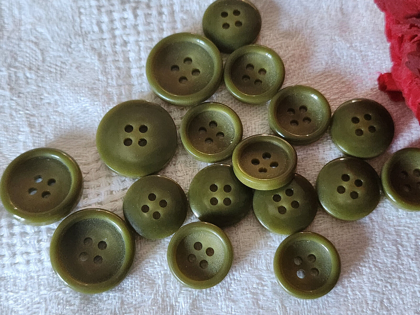 Lot 17 boutons vintage vert classique à trous 1,4 et 1,8 cm ref 2444