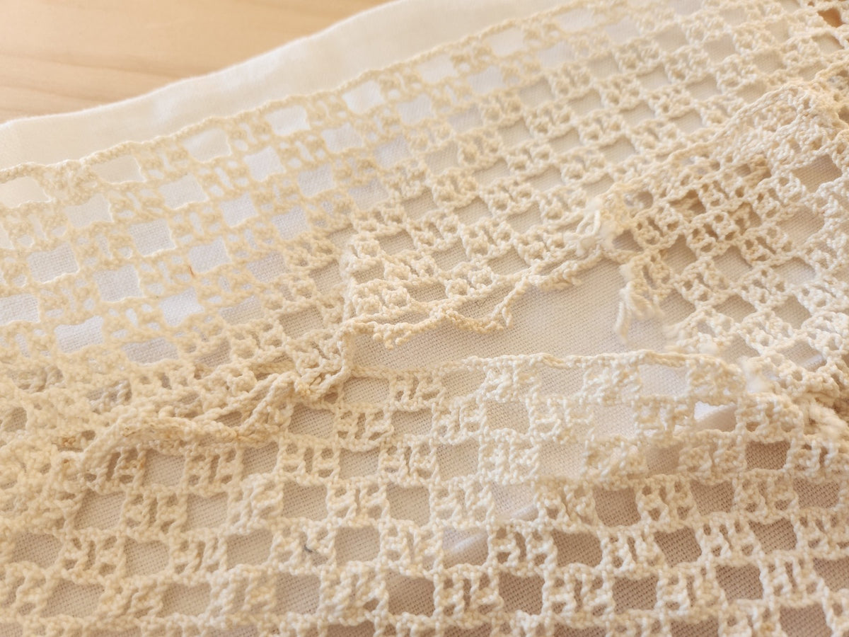 Très large dentelle ancienne crochet idéal jupon 1 mètre 90 sur 8,3 cm T3