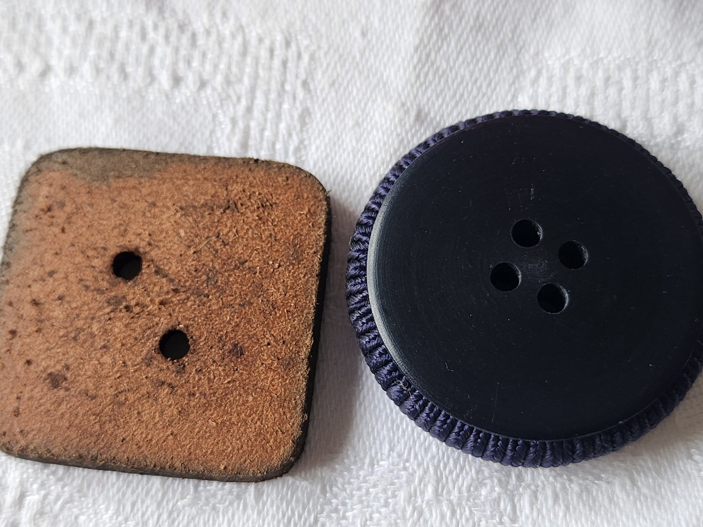 Duo énormes boutons vintage cuir et passementerie bleu 3,6 et 3,7 cm ref 5851