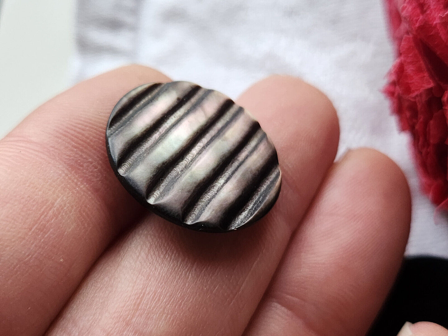 Bouton ancien en nacre pied métal gris grise strié 2,3 cm G13E