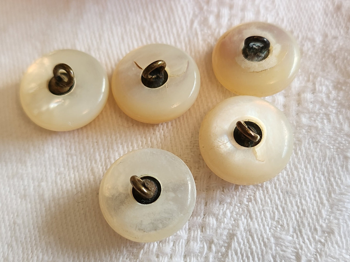 Lot 5 boutons anciens en nacre demi sphere pied métal 1,5 cm ref 5690
