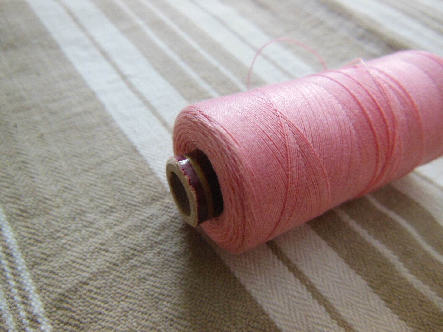 Grosse bobine ancienne fil rose foncé 24 grammes couture mercerie ancien