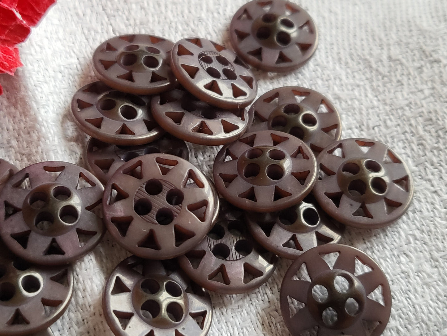 Lot 31 petits boutons bicolore marron ajouré 1,3 cm ref 5722