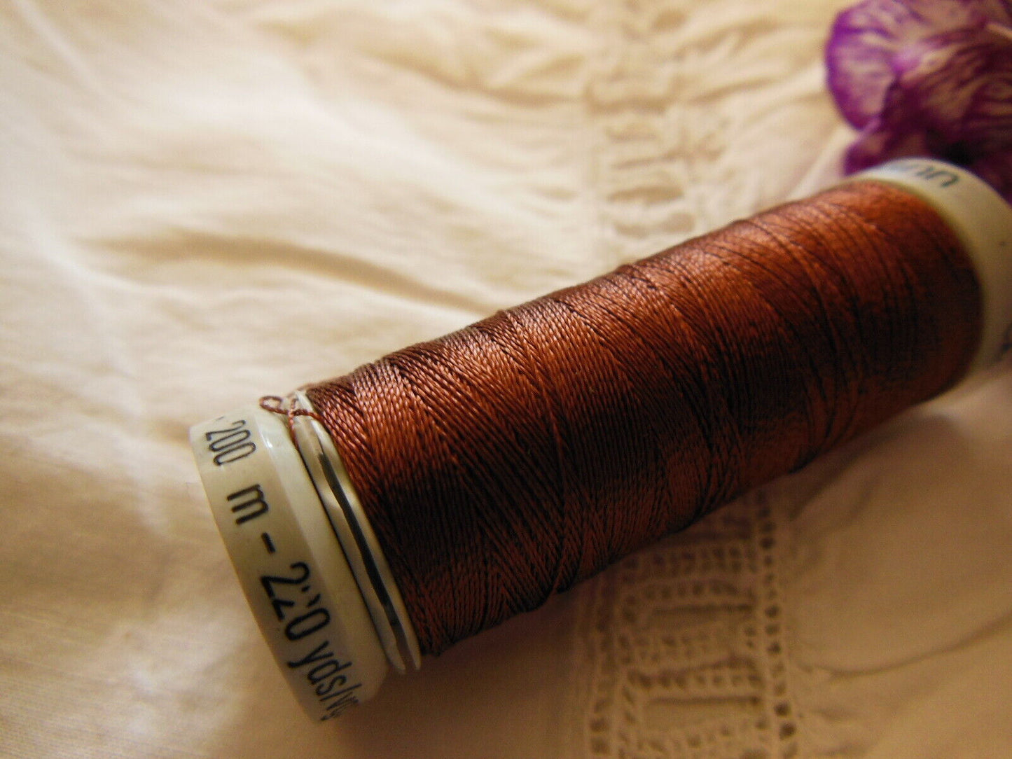 Bobine fil à broder Gutermann 200 m Marron lumineux col 2100 couture