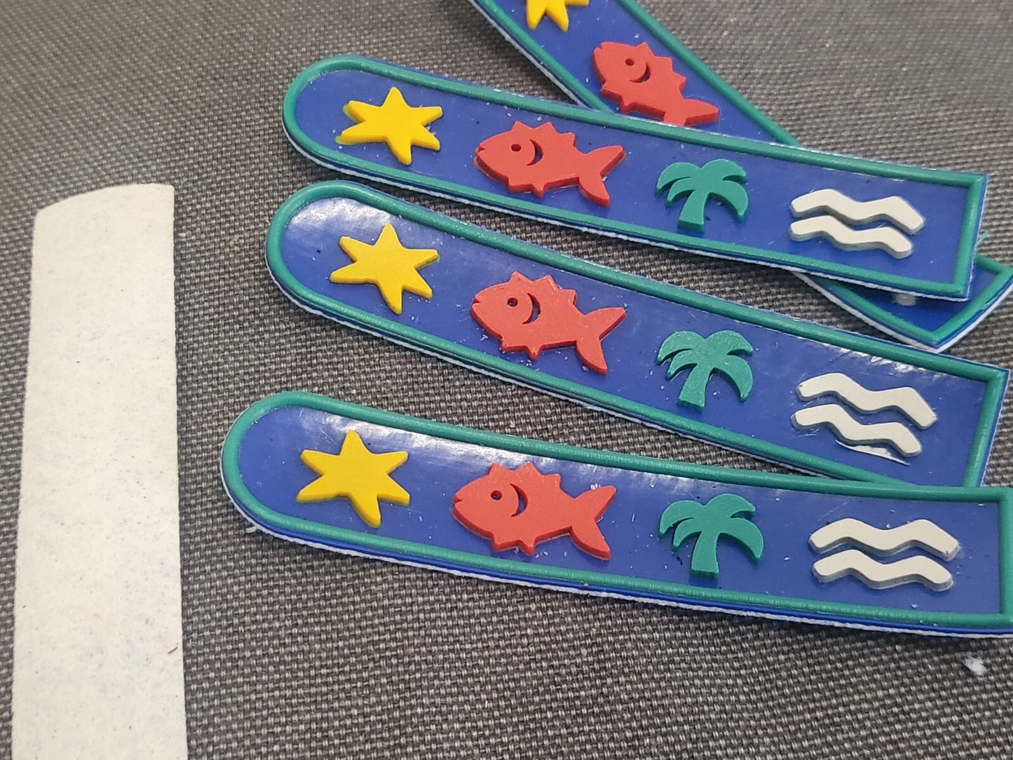 Duo ornements en plastique pour customisation année 80 mer poisson T17