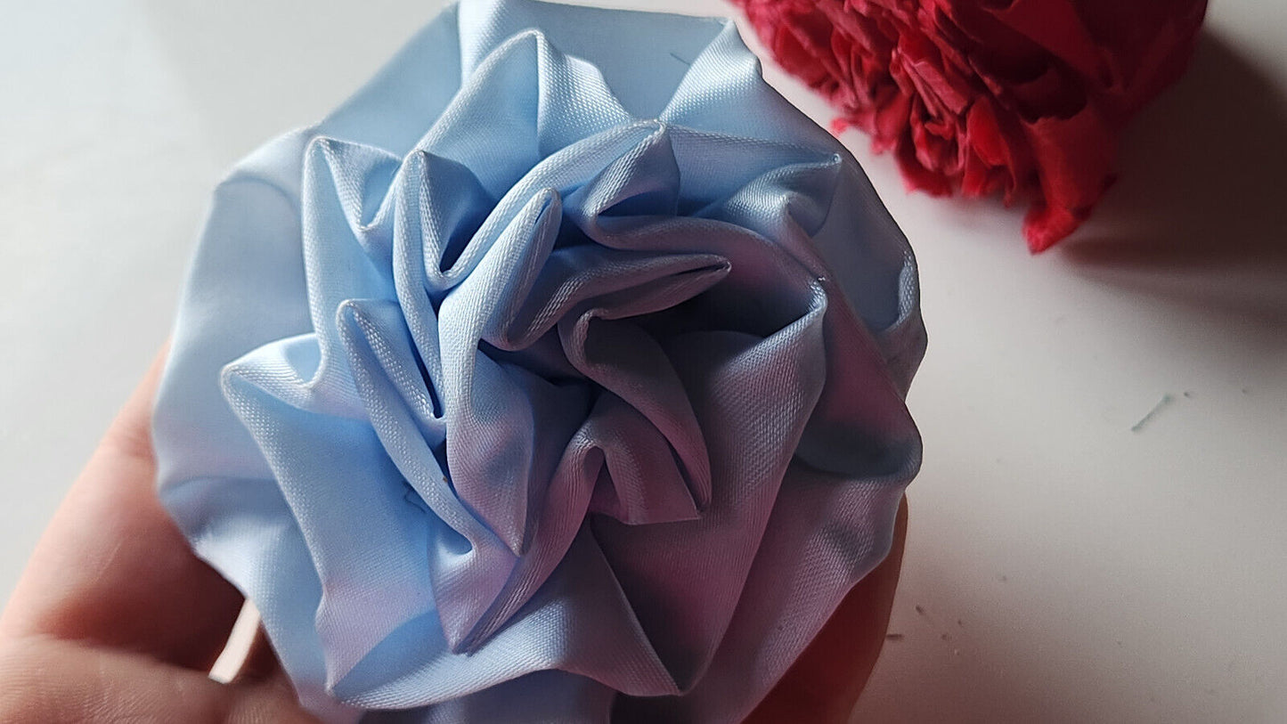 Grosse fleur ancienne bleu rayonne montée en broche modiste T0-40