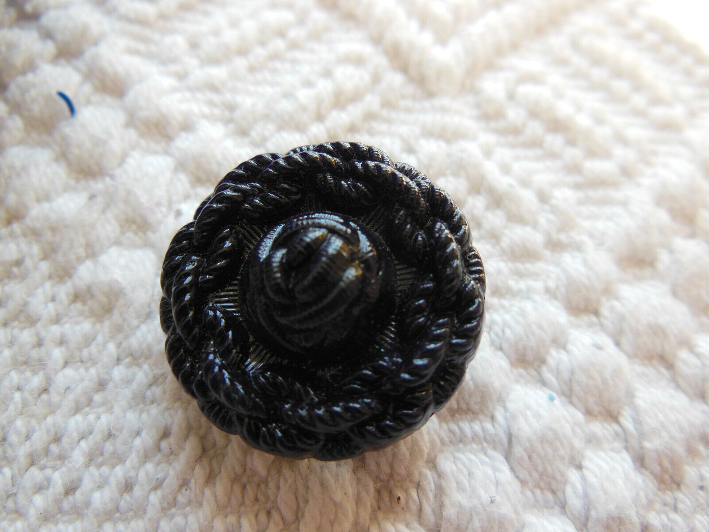 Bouton ancien en verre bleu foncé effet tissé à pied diamètre 2,1 cm G18K