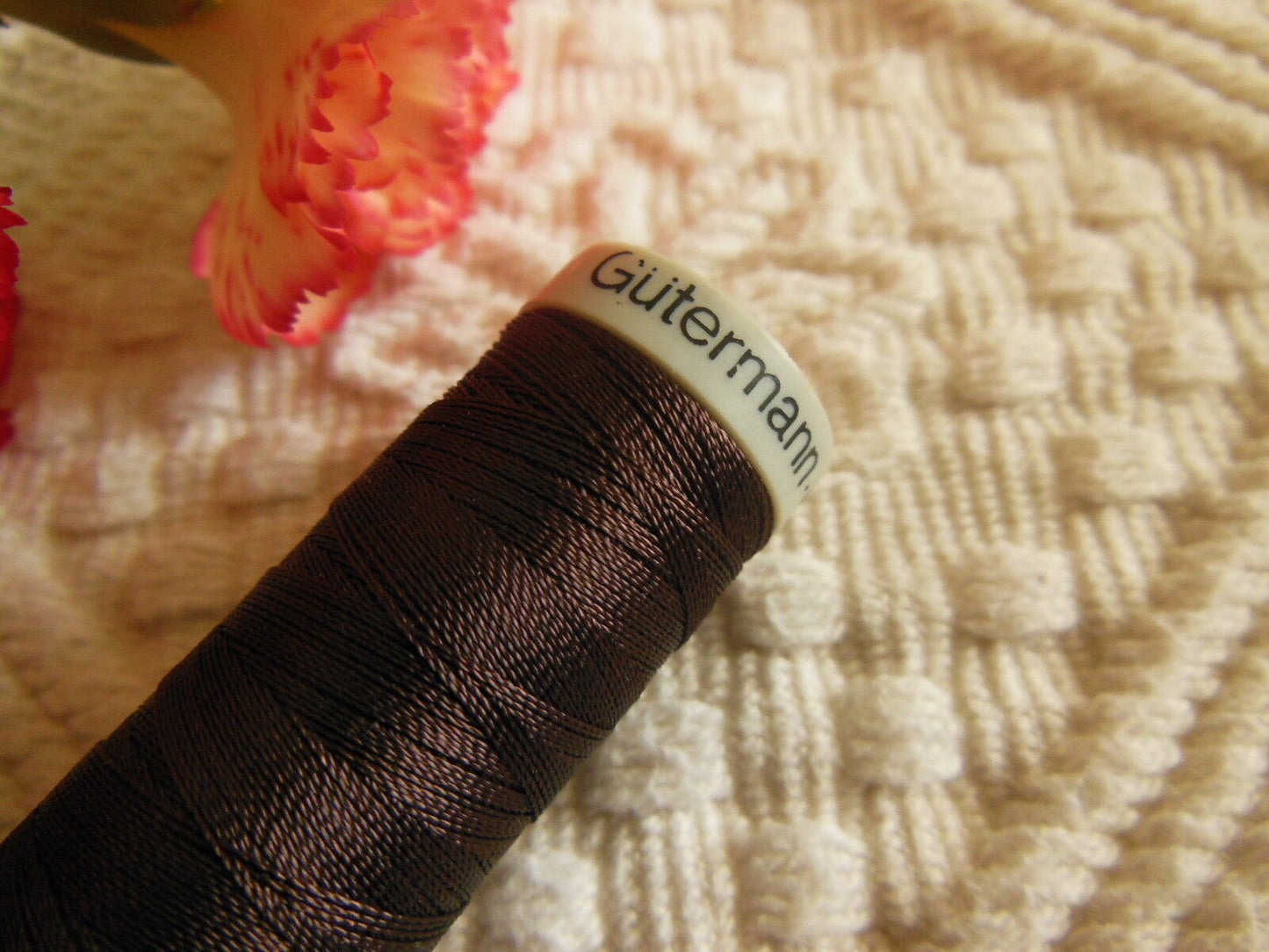 Bobine fil à broder Gutermann 200 marron lumineux col 2335 couture