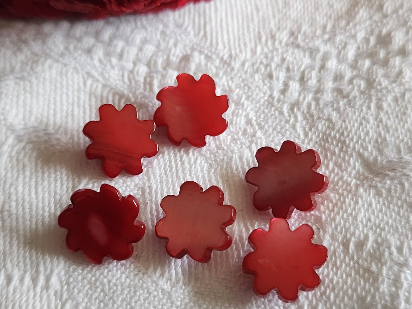 Lot 6 boutons anciens en nacre travaillé rouge 1/1,1 cm pied ref 165