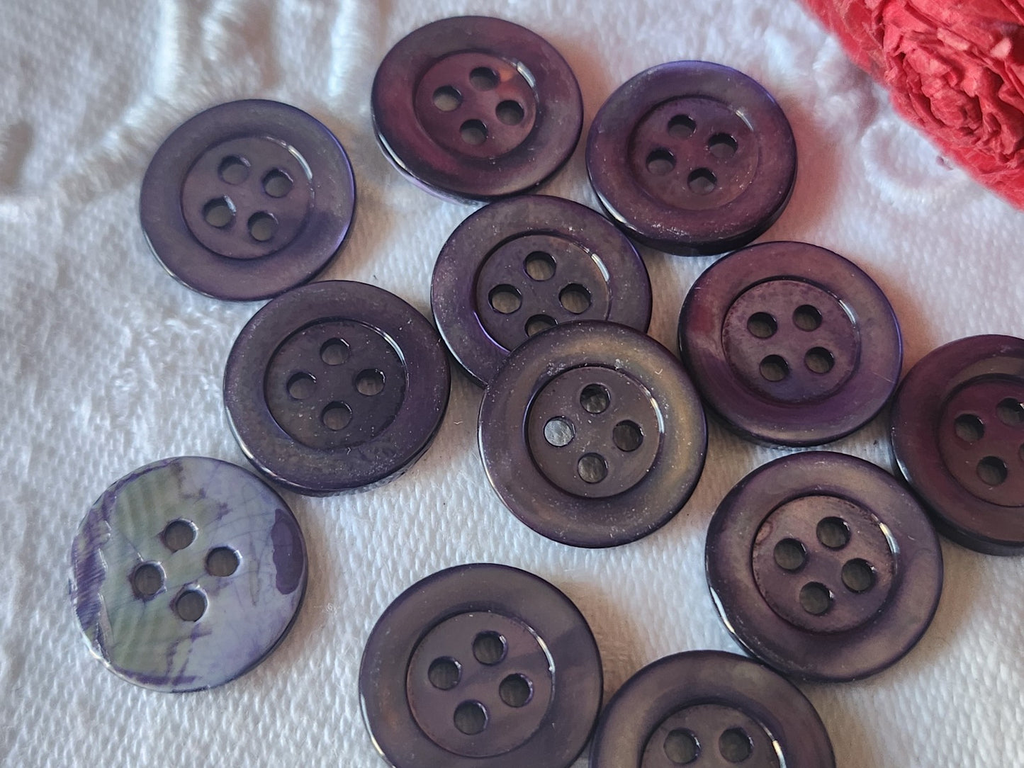 Lot 12 boutons anciens en nacre violet 1,5 cm ref 5560