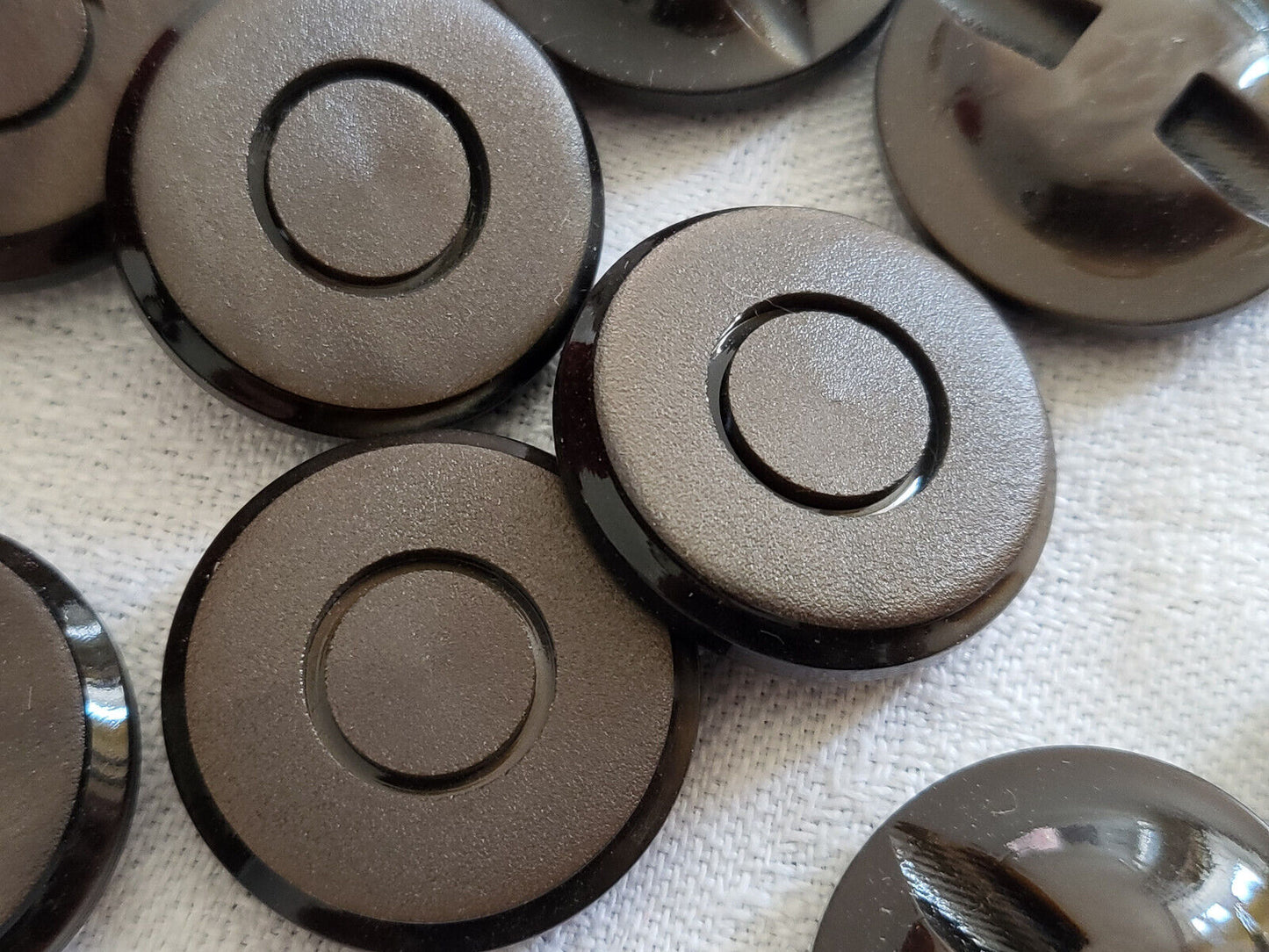 Lot 5 jolis boutons vintage marron travaillé à pied 2,2 cm ref 2553