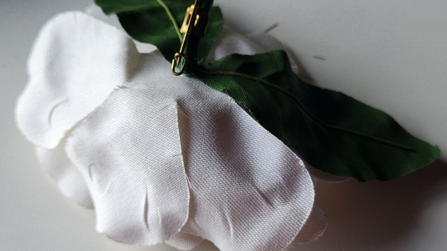 Grosse fleur ancienne blanche montée en broche modiste T0-41
