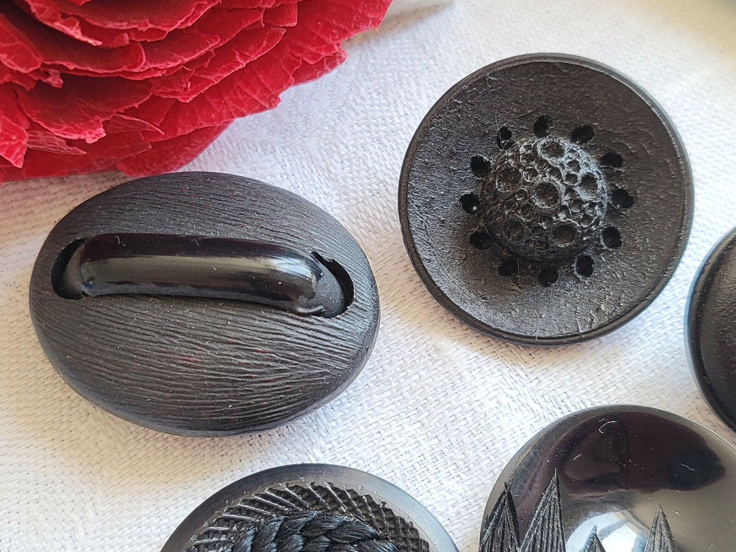 Lot 5 Boutons vintage panaché noir travaillé 2,2 cm à 2,6 cm ref 4562
