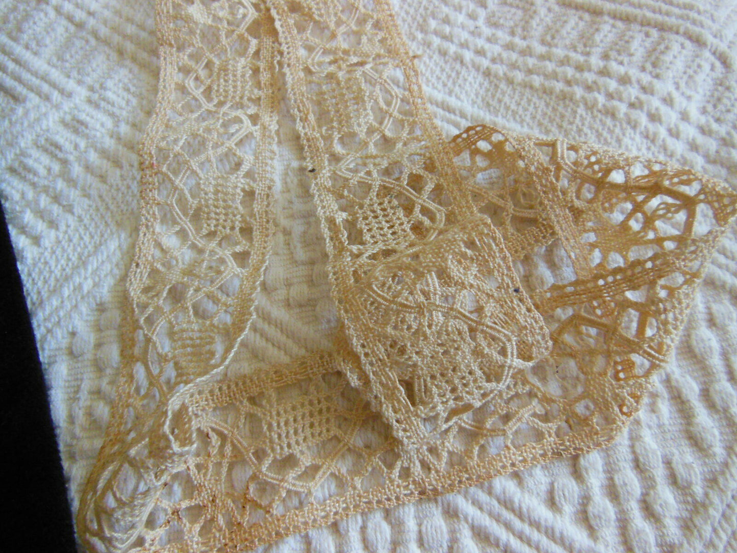 Dentelle ancienne large entre deux 80 cm sur 4 cm T1-30