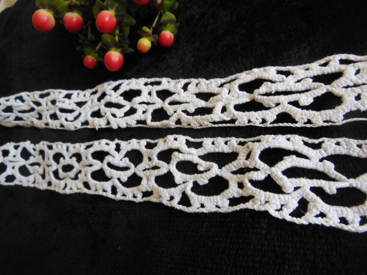 Dentelle ancienne au crochet entre deux 78 cm sur 3,7 cm T1-11