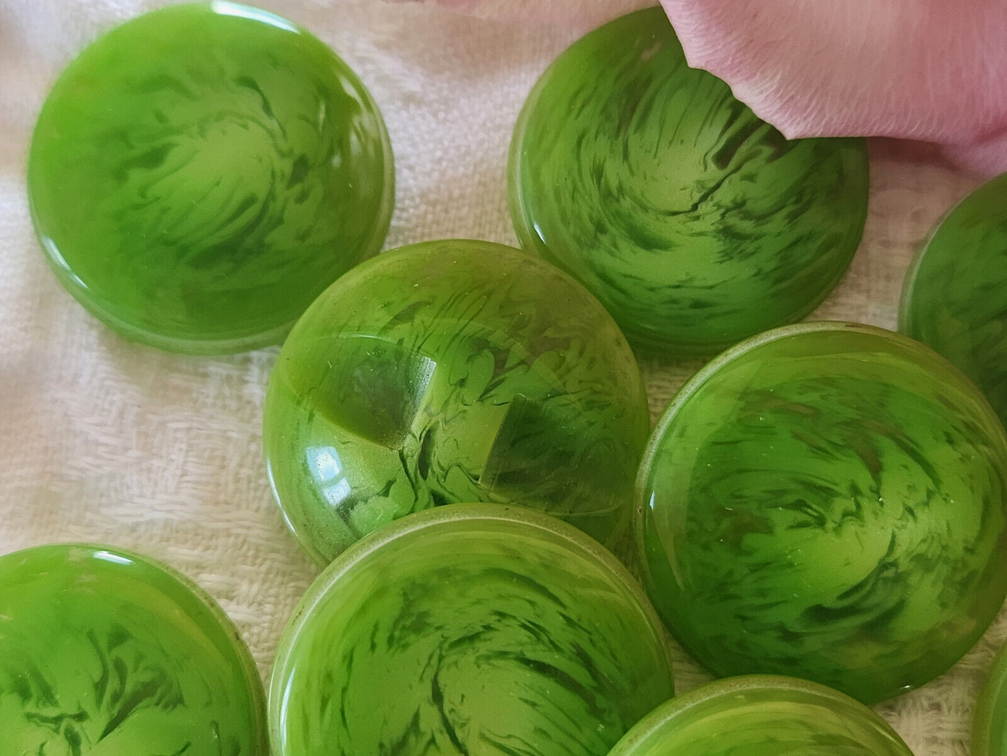 Lot 6 jolis boutons vintage vert transparent veiné à pied 2,2 cm ref 0042