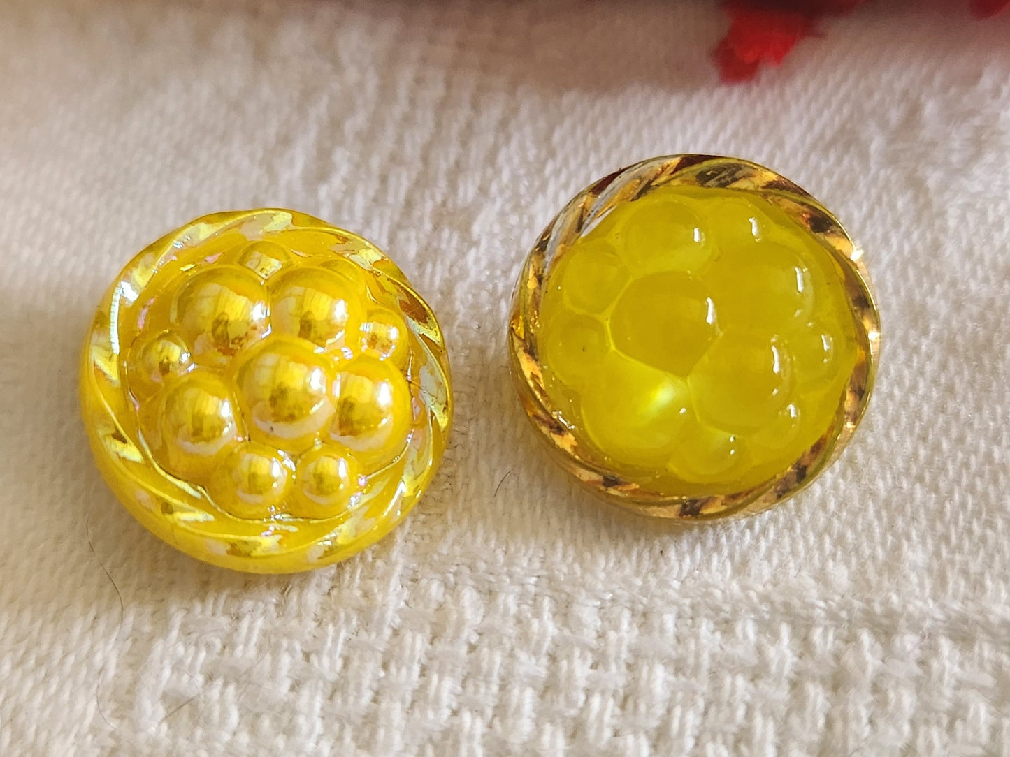 Duo boutons vintage en verre jaune travaillé 1,6 cm G7N