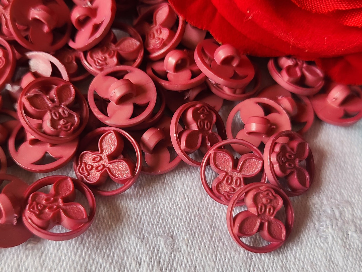 Lot 35 boutons rose lapin decoupis fond d'atelier petits 1,2 cm ref 2091