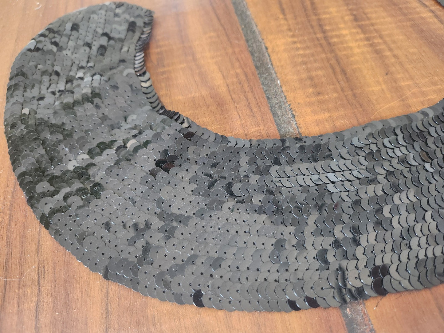 Ancien col en tissu sequin noir B3-4