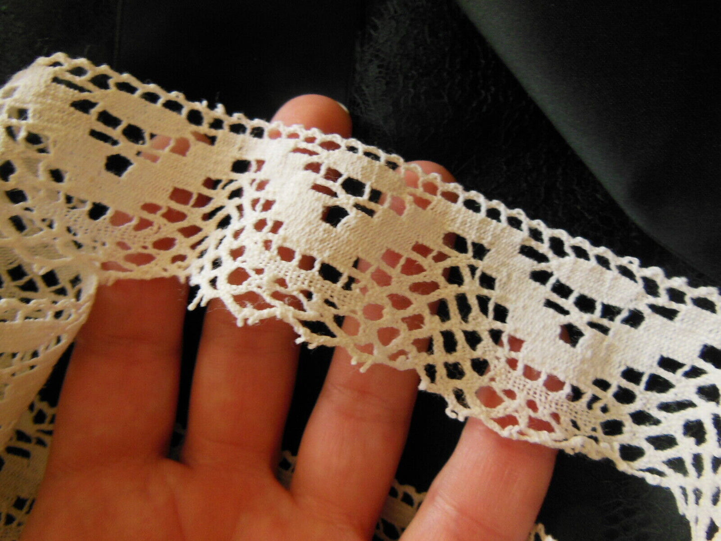 Dentelle ancienne large 1 mètre 50 sur 3,9 cm T1-37