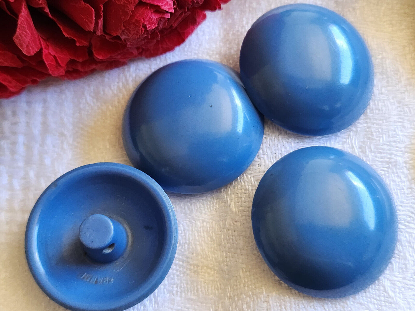 lot 4 boutons vintage bombé ancien à pied gros 2,6 cm ref 1593