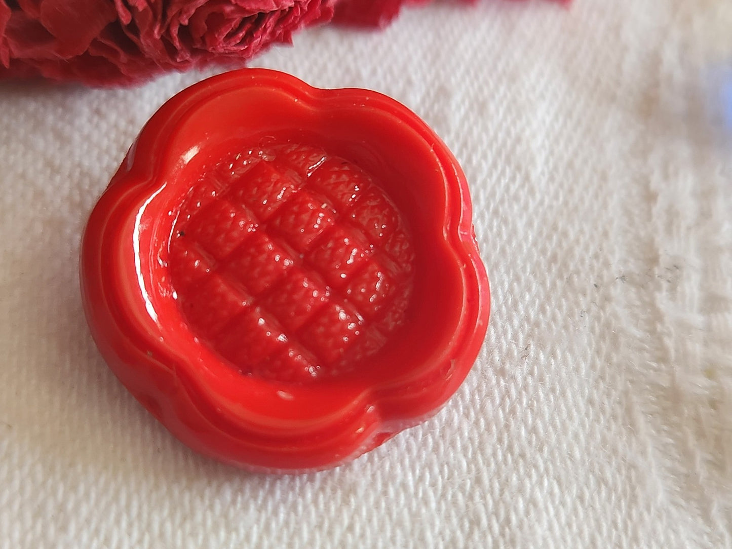 Bouton vintage en verre rouge travaillé 2,2 cm G7G