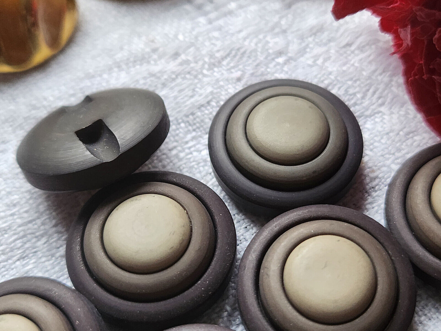 Lot 8 boutons vintage gris marron à pied 2 cm ref 5101