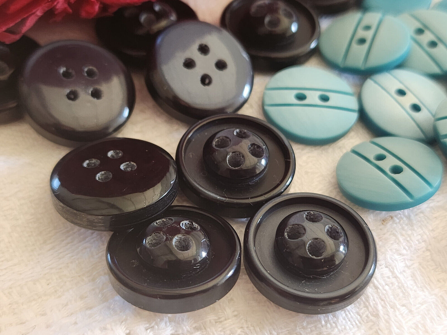 Lot 21 boutons vintage bleu 2 séries panaché trou 1,5 et 1,7 cm ref 1679
