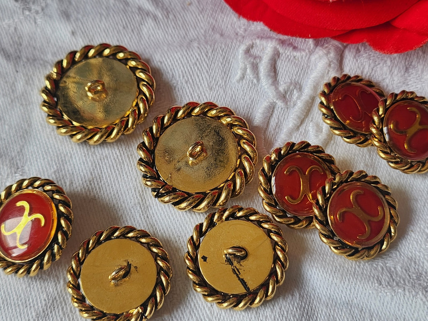 Lot 9 boutons vintage en métal doré lourd rouge panaché 1,9 à 2,7 cm ref 2083