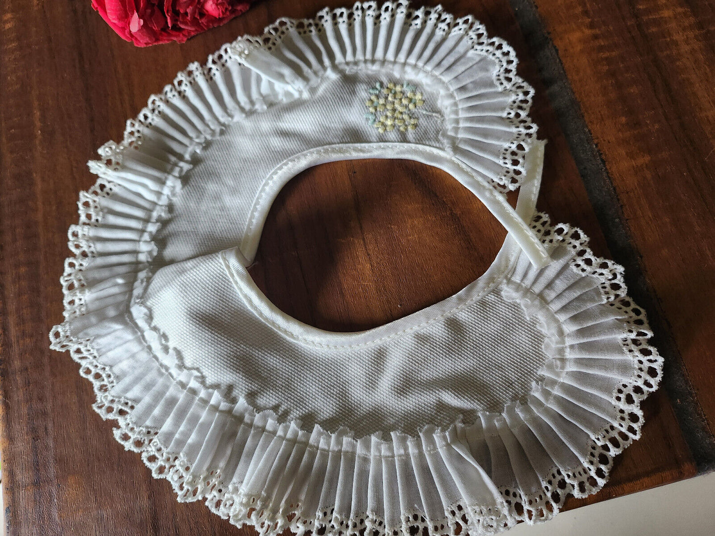 Ancien col en tissu plutot épais ajouré broderie B7-61