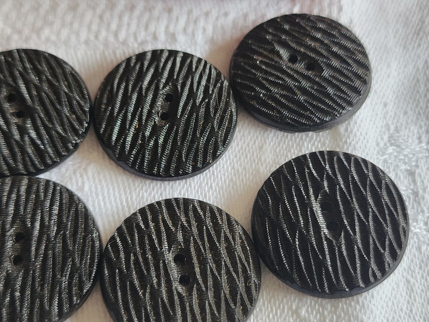 Lot 6 boutons anciens en verre noir strié trous 2,3 cm ref 1573