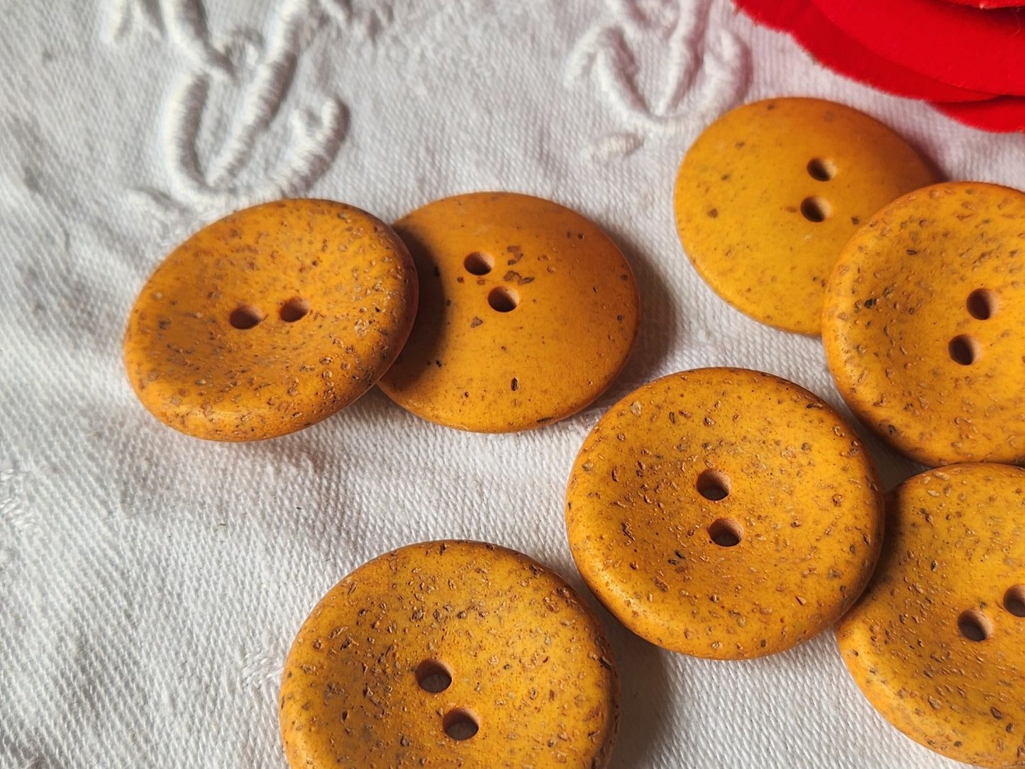 Lot 7 gros boutons vintage incurvé orange ocre poreux 2,8 cm ref 1918
