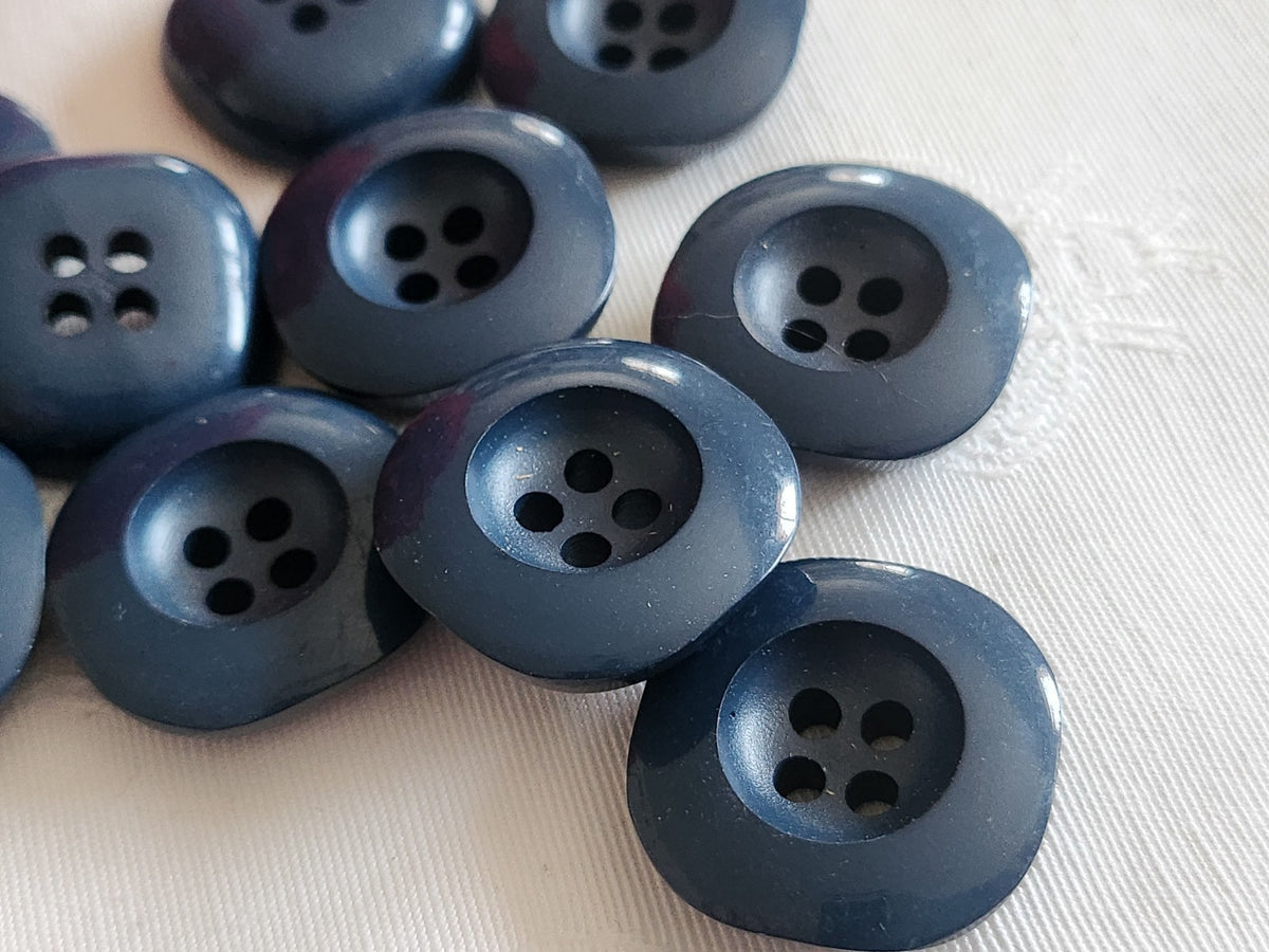 Lot 10 boutons vintage bleu épais à trous 2,4 cm ref 6222