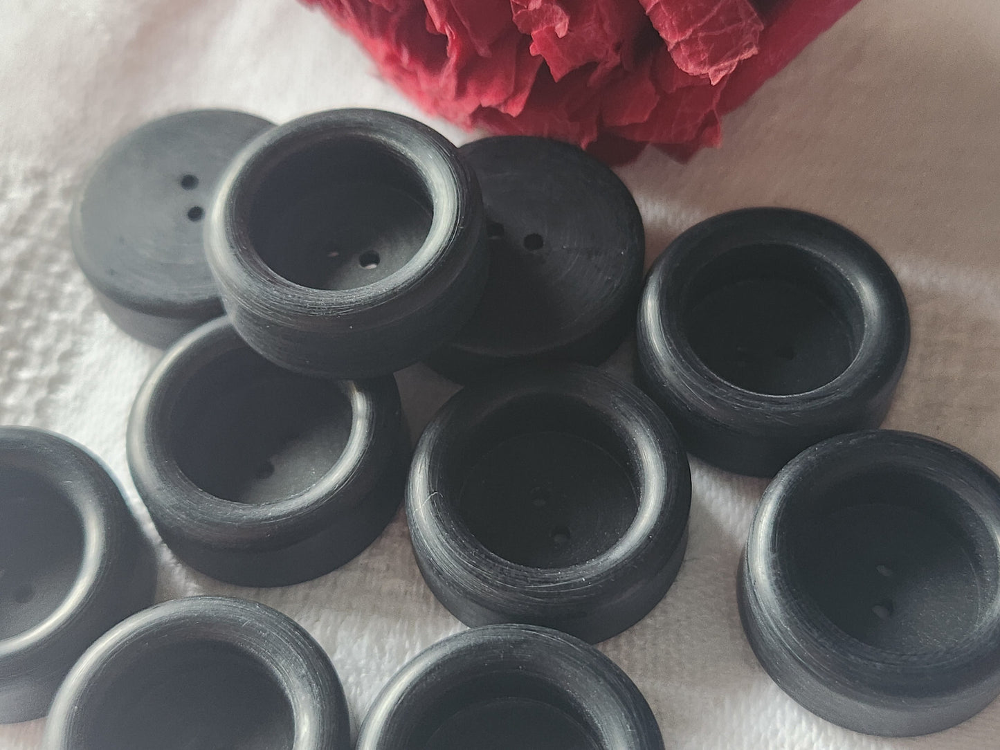 Lot 9 boutons vintage noir mat haut 2 cm trou ref 4591