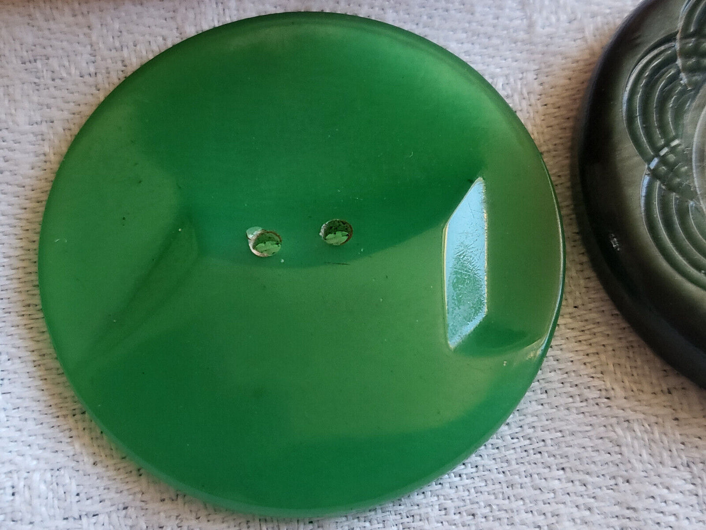 Duo gros boutons anciens vert travaillé manteaux 3,4 et 3,5 cm ref 1538