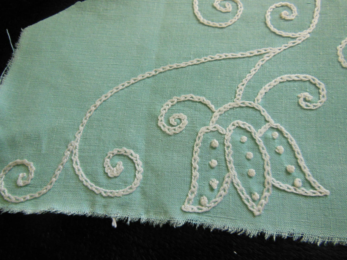 Longue broderie boucle ancienne main vintage fond vert incrustation B7-2
