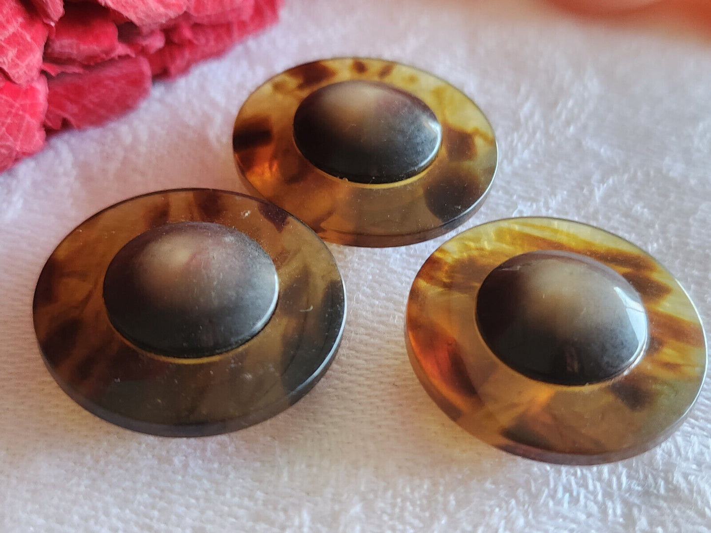 Trio boutons vintage pourtour effet écaille cœur gris pied 2,1 cm ref 566