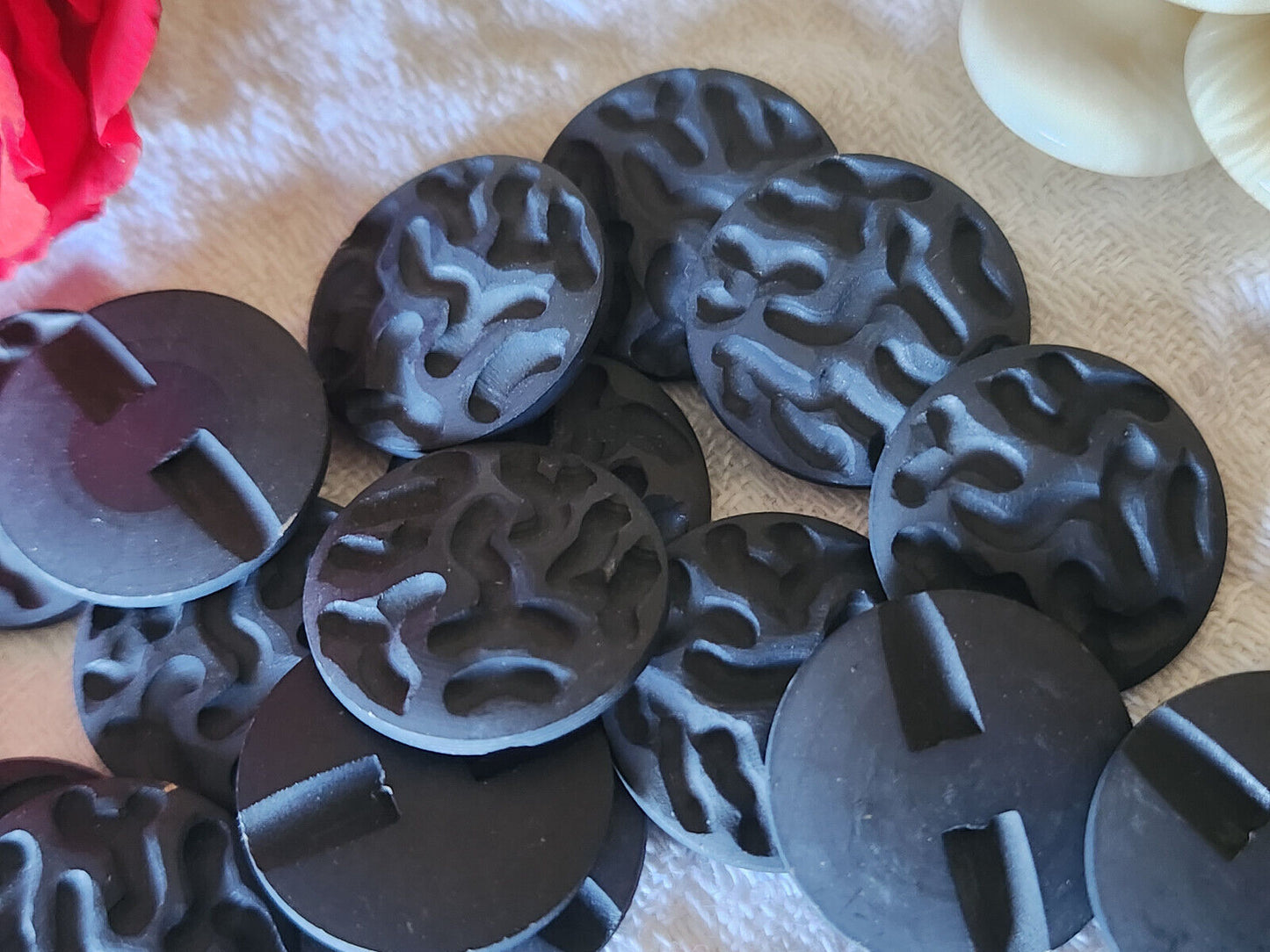 Lot 10 boutons vintage gris/noir mat à pied sculpté 1,8 cm ref 707