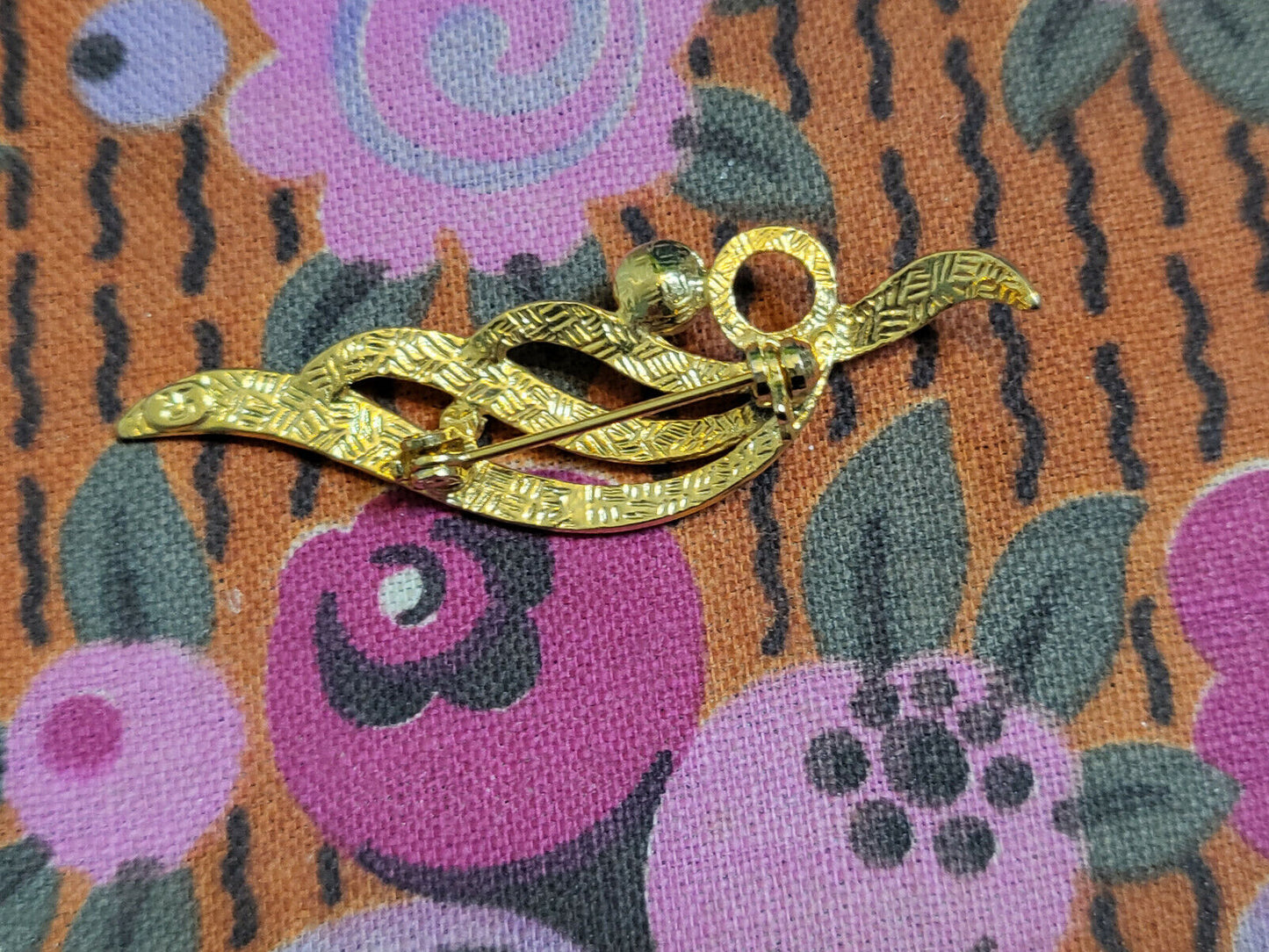 Broche métal doré ornement perle nacré 5,2 sur 1,3 cm