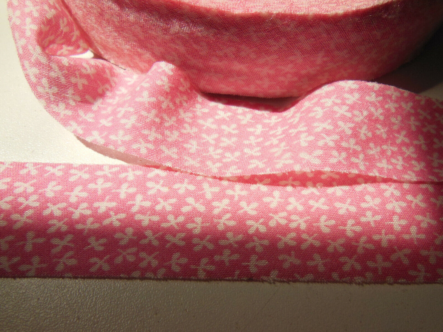Biais galon vintage rose motif fleur blanche shabby 5 mètres 3 cm ruban A4