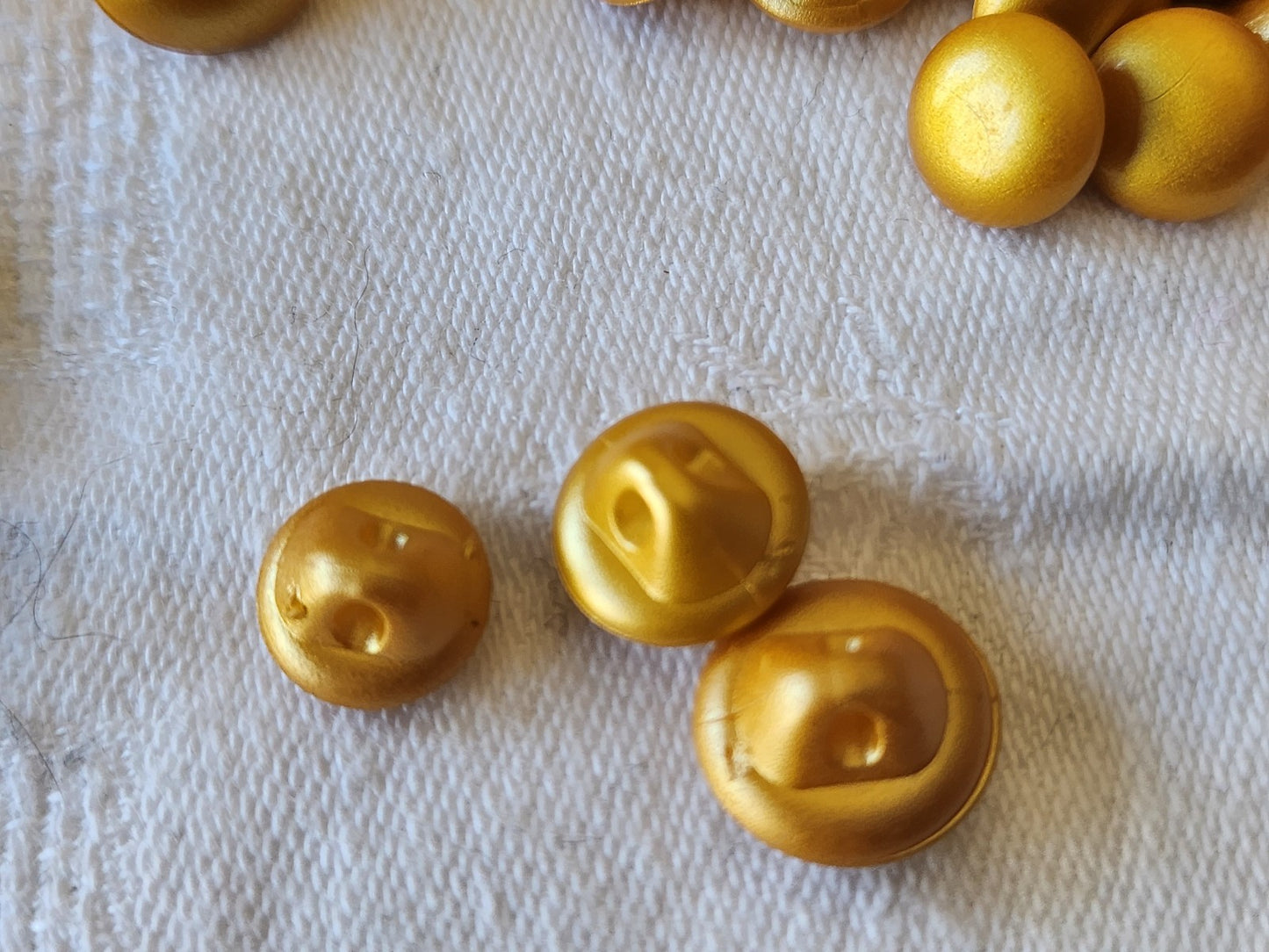 Lot 33 boutons jaune doré fond d'atelier 1cm à 1,3 cm ref 5054