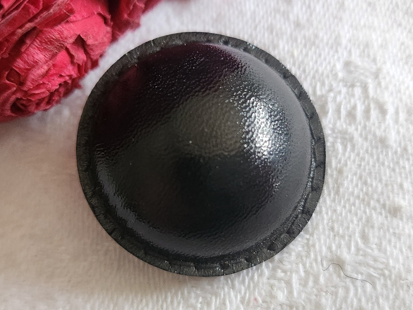 Ancien bouton en cuir noir bombé collection 2,8 cm G8N