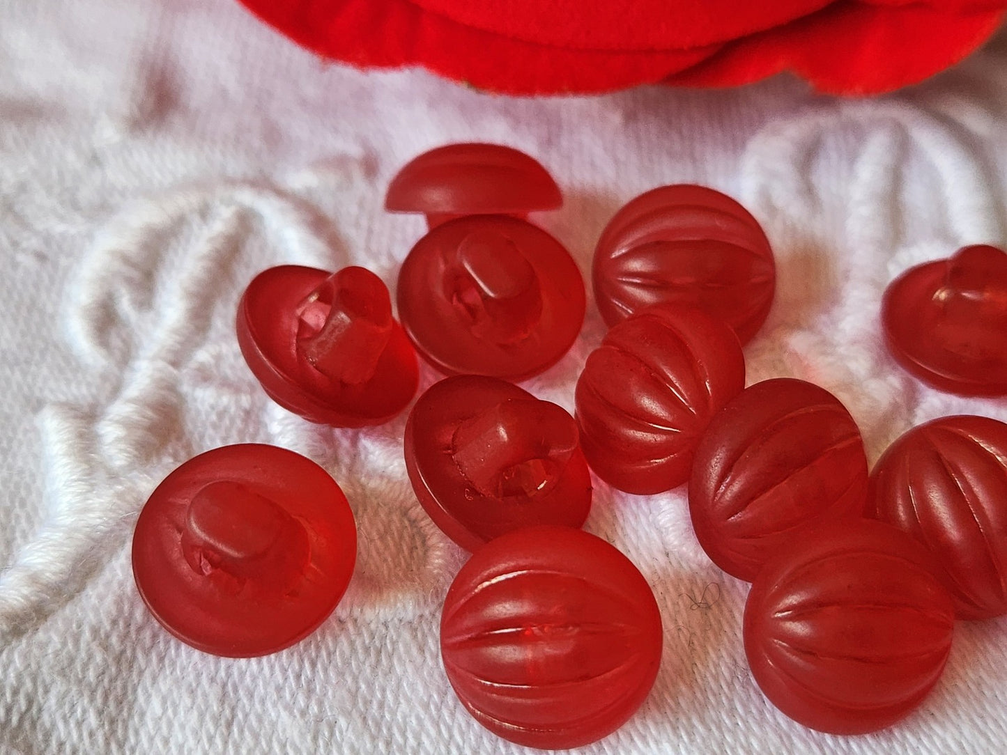 Lot 14 boutons vintage rouge bord mat bombé pied 1,1 cm ref 1821