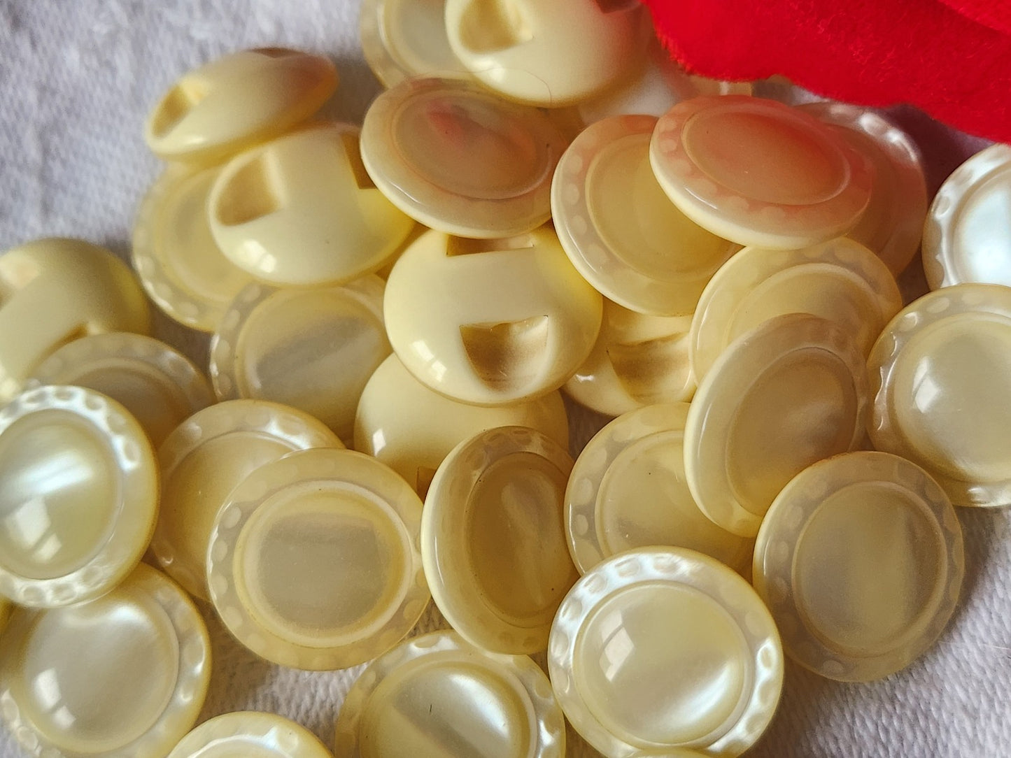 Lot 15 boutons vintage beige/ jaune lumineux travaillé pied 1,4 cm ref 1687