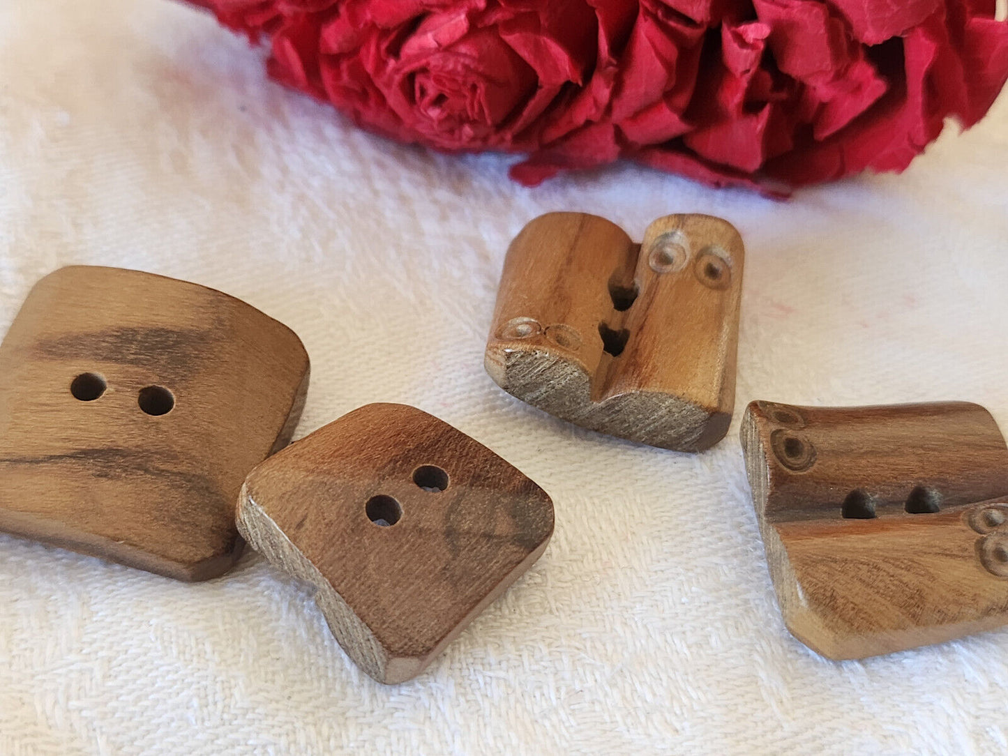 Lot 4 boutons anciens en bois originaux travaillé 1,7 cm 1,9 cm et 2,1 cm D7T