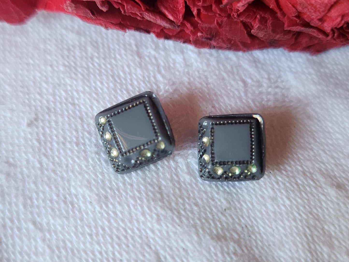 Duo mini boutons anciens en verre gris carré 0,8 cm art deco D11A