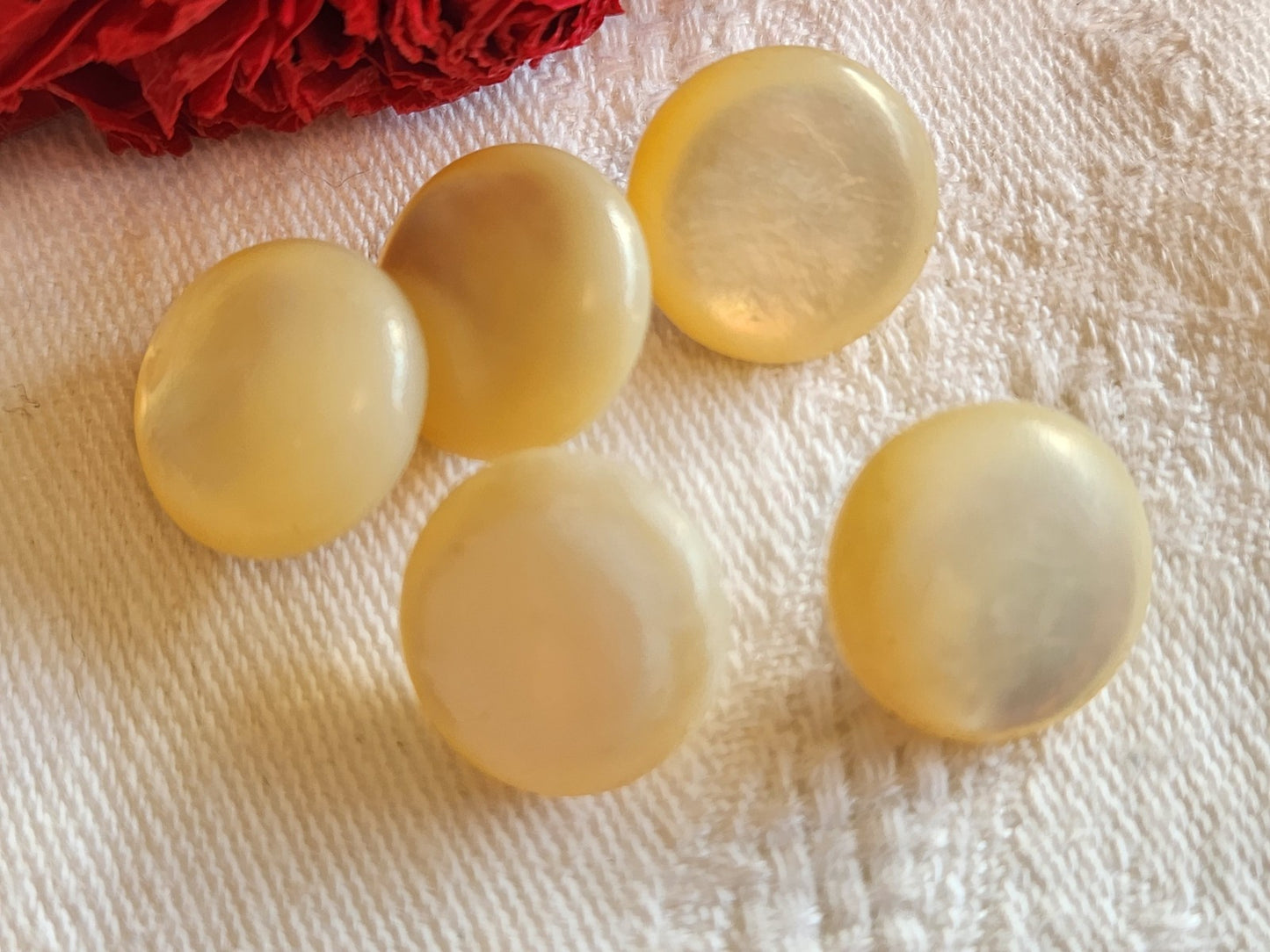 Lot 5 boutons anciens en nacre demi sphere pied métal 1,5 cm ref 5690