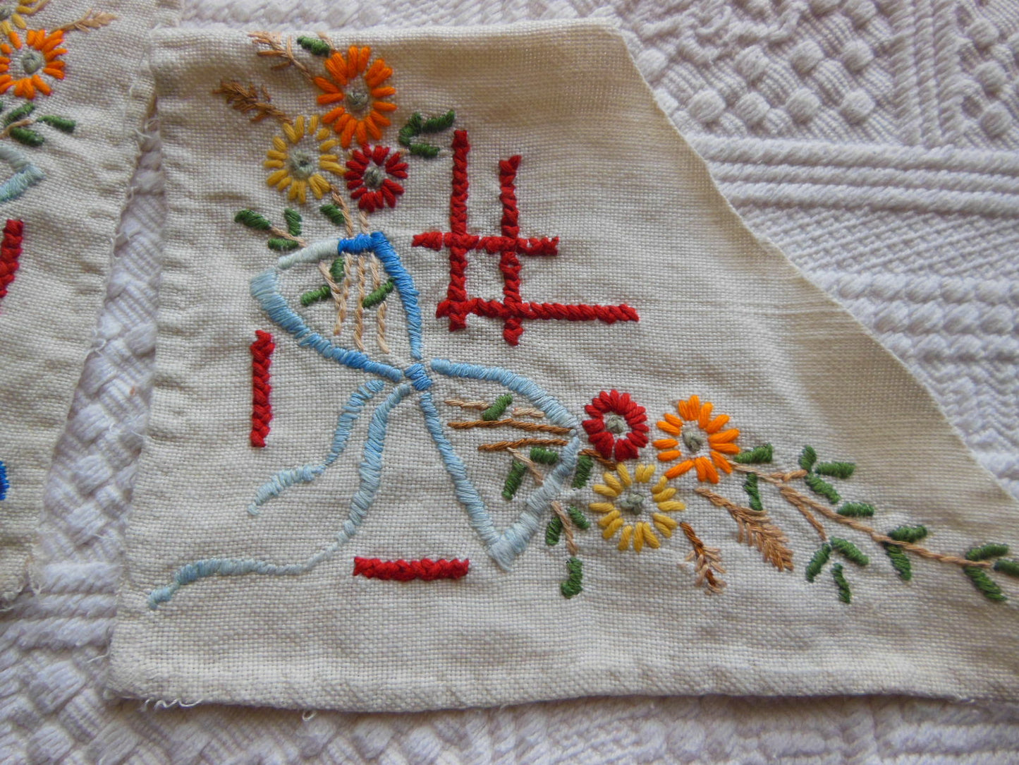 Duo broderies anciennes sur toile nœud fleur travaux couture récup B7
